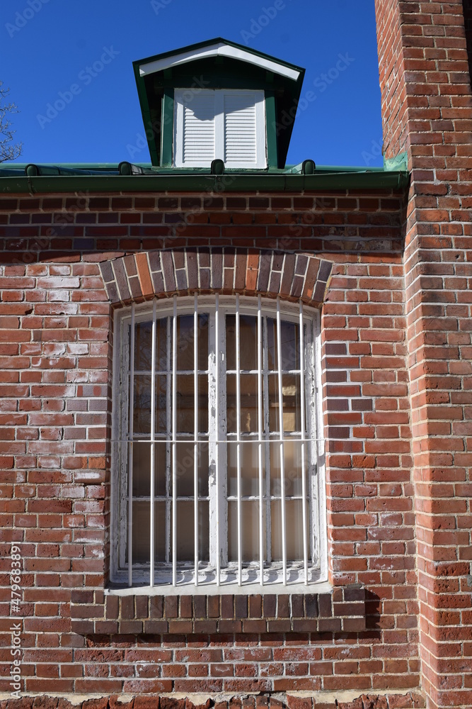 Fototapeta premium 白い窓枠 赤レンガ壁