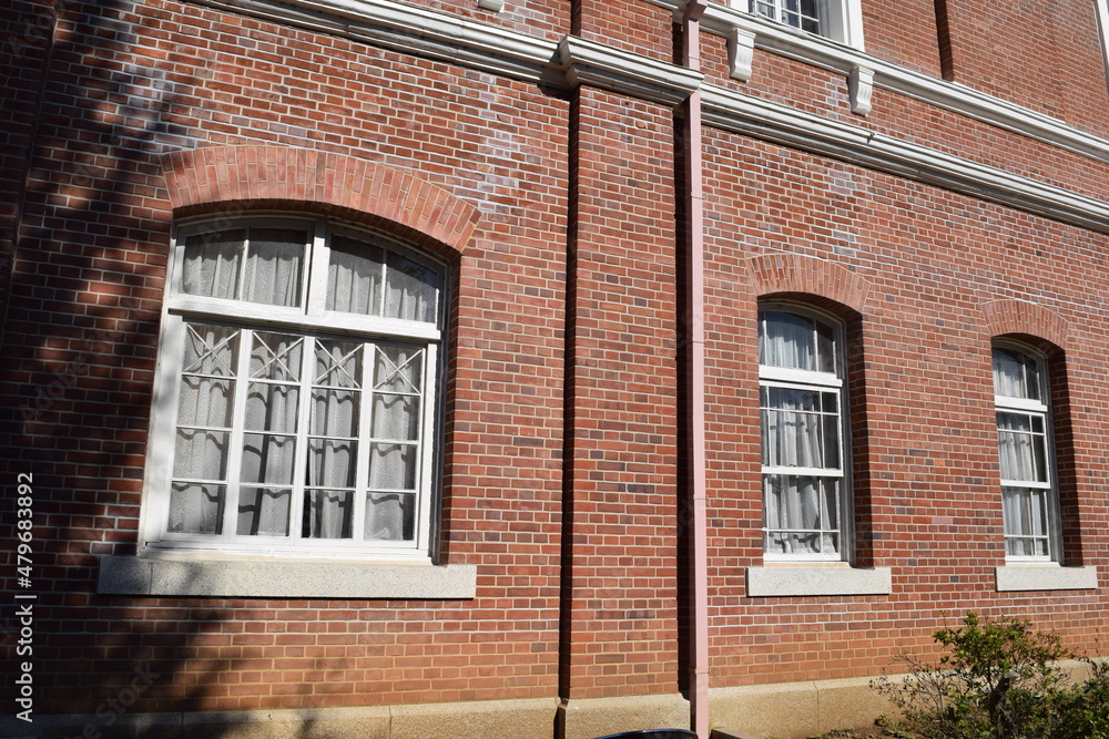 Obraz premium 白い窓枠 赤レンガ壁