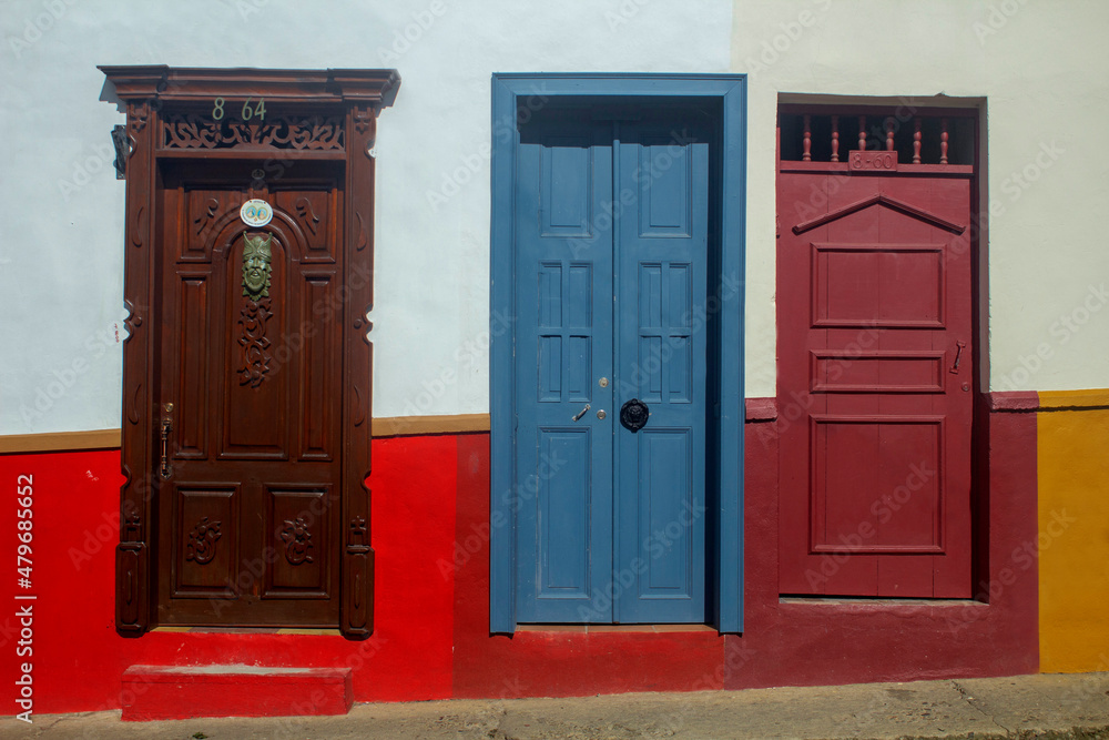puertas, ventanas y fachadas de construcciones coloniales de pueblos latinoamericanos puertas, ventanas y fachadas de construcciones coloniales de pueblos latinoamericanos