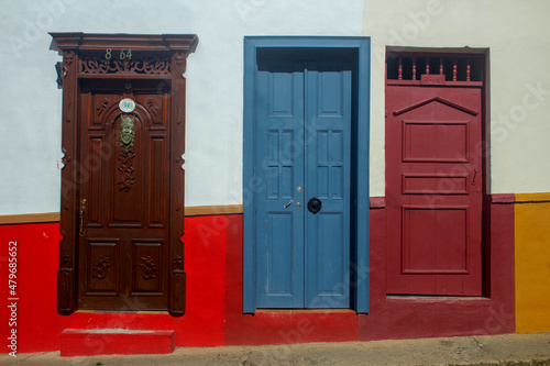 puertas, ventanas y fachadas de construcciones coloniales de pueblos latinoamericanos