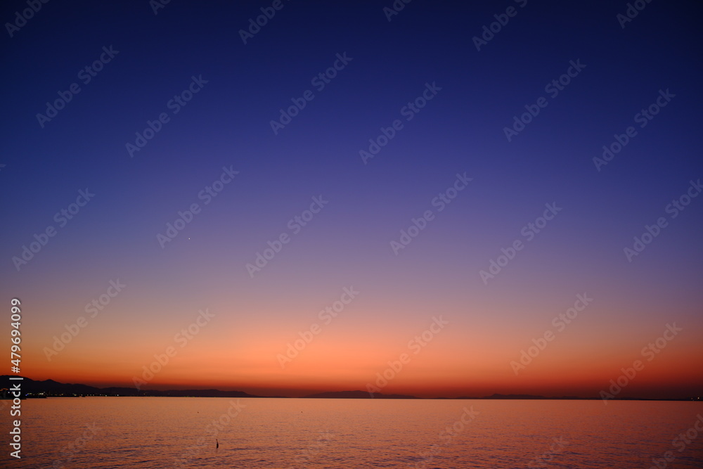マジックアワーの夕陽と海岸