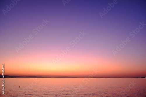 マジックアワーの夕陽と海岸