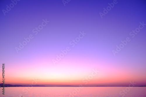 マジックアワーの夕陽と海岸