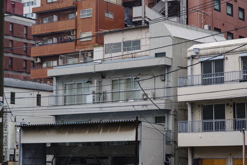 電線とたくさんの建物。東京、赤坂6丁目の街の風景