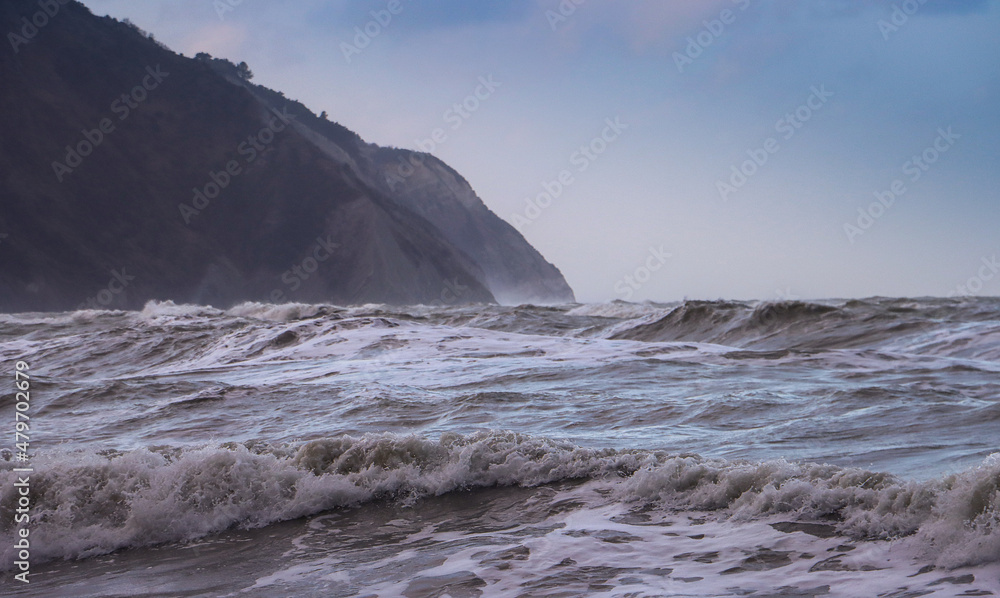 Riviera del Conero con mare mosso. Monte Conero in inverno con mare mosso.
