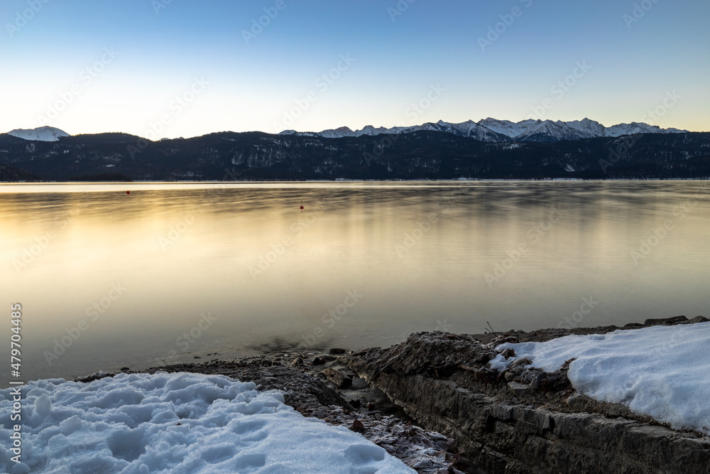 Morgendämmerung am Walchensee in Bayern im Winter