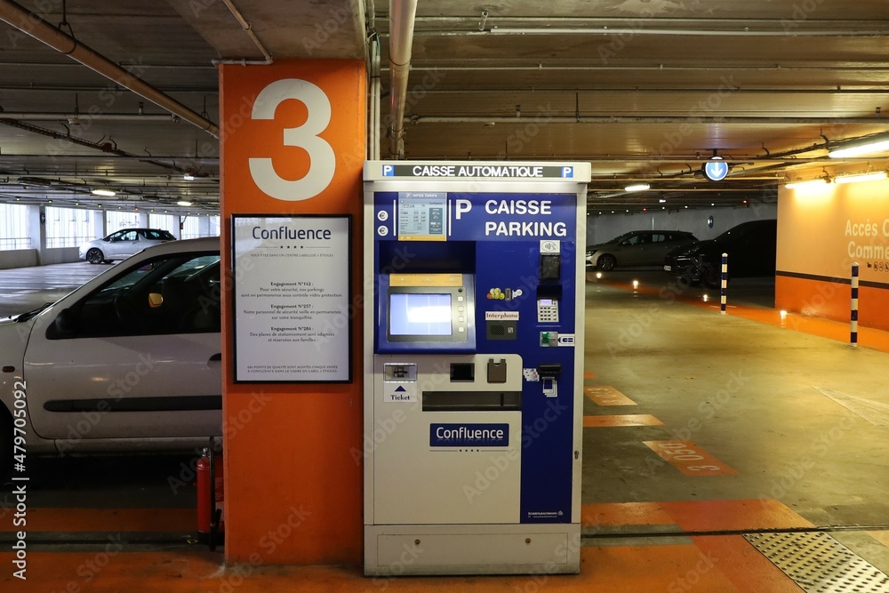 Caisse automatique de parking, parking du centre commercial Confluence, ville de Lyon