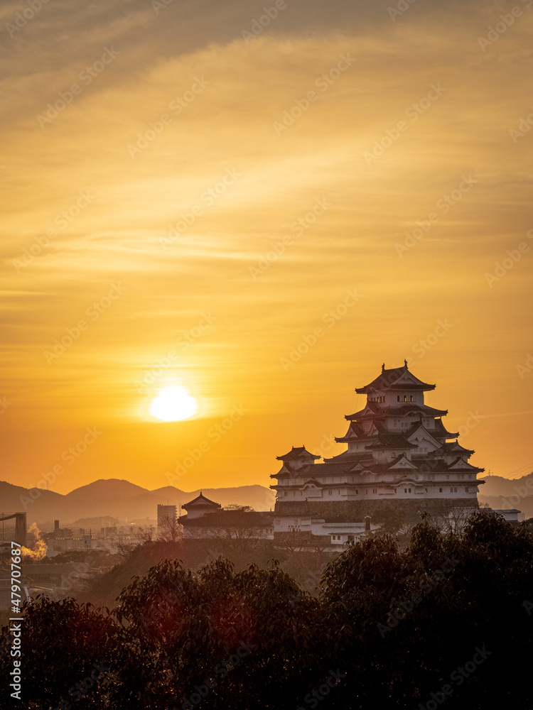 朝日とオレンジの朝焼けに染まる姫路城