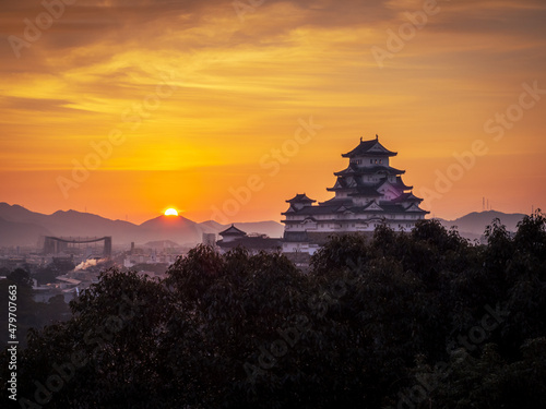 日の出とオレンジの朝焼けに染まる姫路城 © 739photography