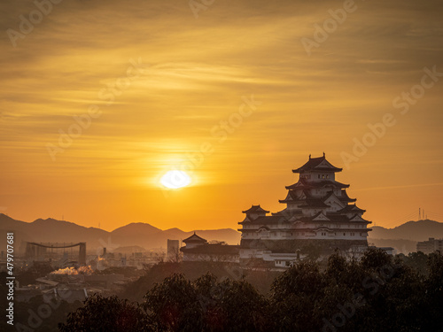 朝日とオレンジの朝焼けに染まる姫路城