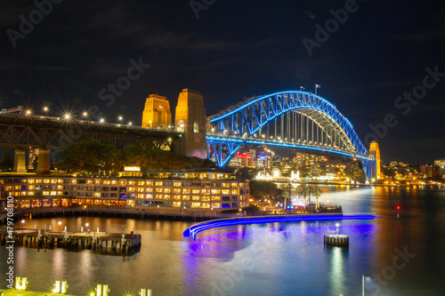 Night view of the Sydney Harbour Bridge. 시드니 하버 브릿지의 야경