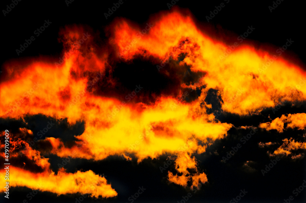 Dramatischer, wie Feuer leuchtender Wolkenhimmel