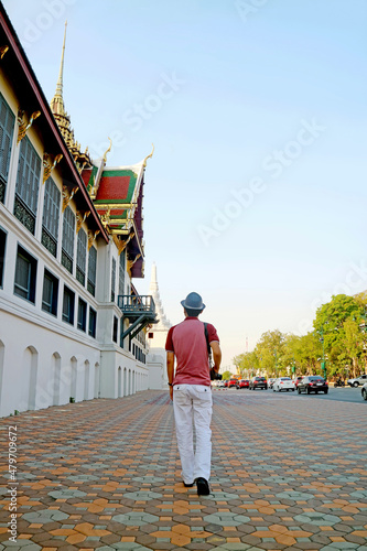 Canvas Print Man Waking Along the Outer Courtyard of The Grand Palace Complex, One of the Mos