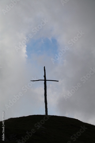simbolo religioso, croce cattolica, croce in montagna. passo Jorio, montagna, cielo, nuvole.