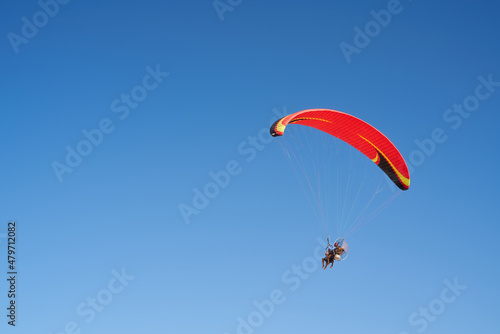 Flying hang glider. 하늘을 날고 있는 행글라이더