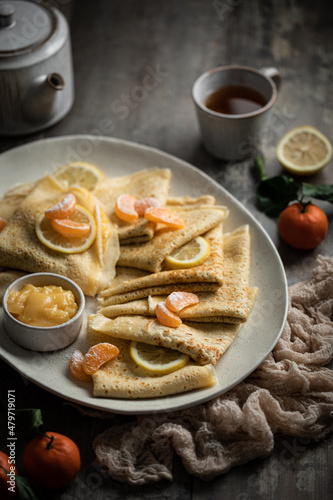 piles de crêpes fait maison avec crème lemon curd au citron et clémentines et tasses de thé