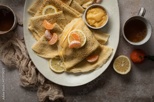 piles de crêpes fait maison avec crème lemon curd au citron et clémentines et tasses de thé
