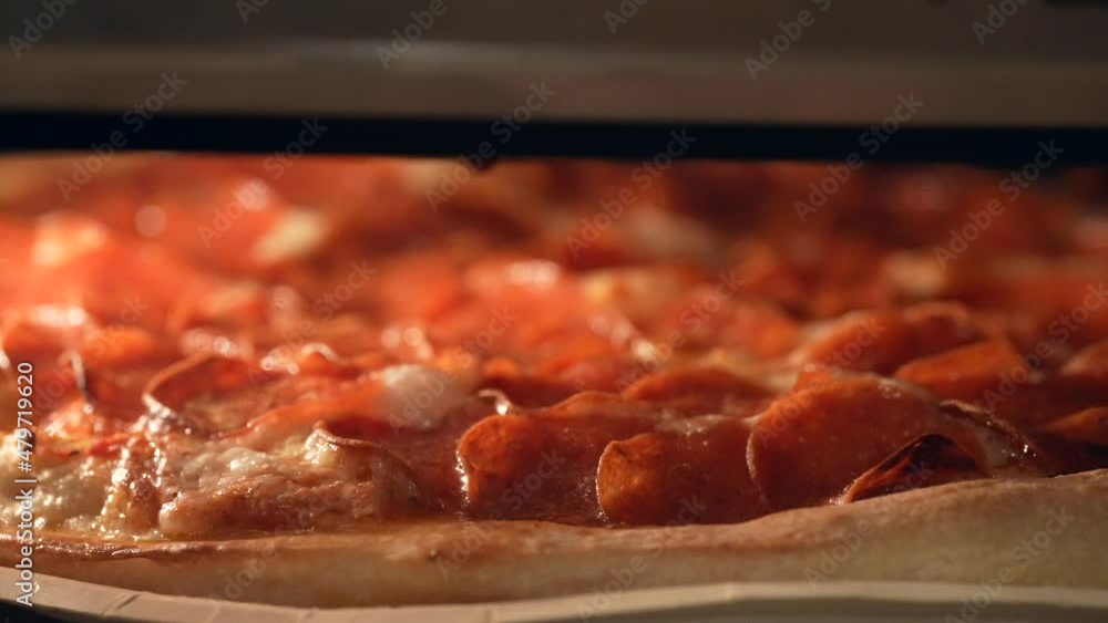 Vidéo Stock Pepperoni pizza pie baking in the oven with oil from the