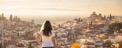 Fotografija woman traveler looking at city landscape view panorama