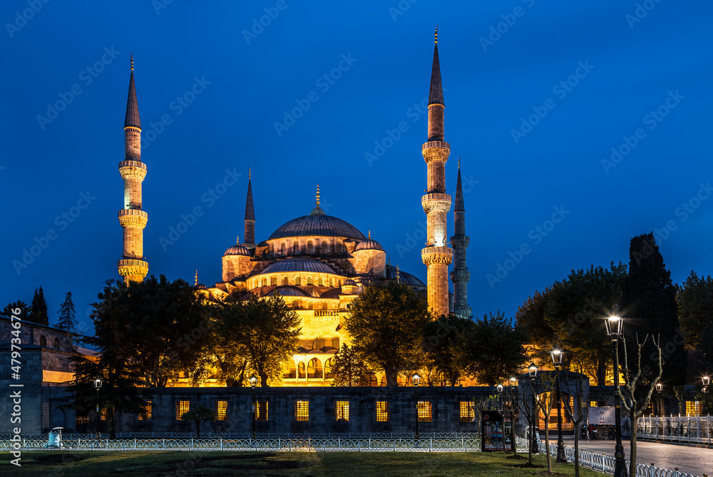 Fototapeta premium View of the Sultanahmet Mosque (Blue Mosque) in the evening. Istanbul, Turkey