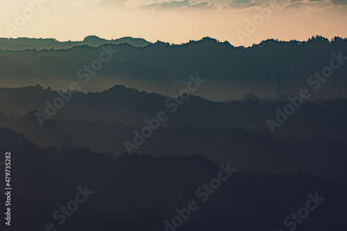 朝靄がかかる山々 Fototapet