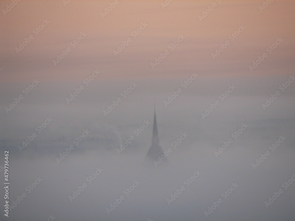 Fototapeta premium Kirchturm zu Hildesheim im Nebel