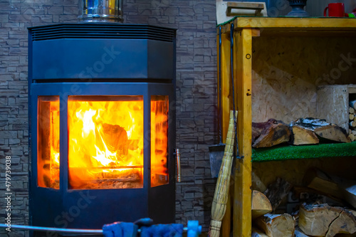 Fotografie view of a metal furnace with tempered refractory glass, in which a bright flame