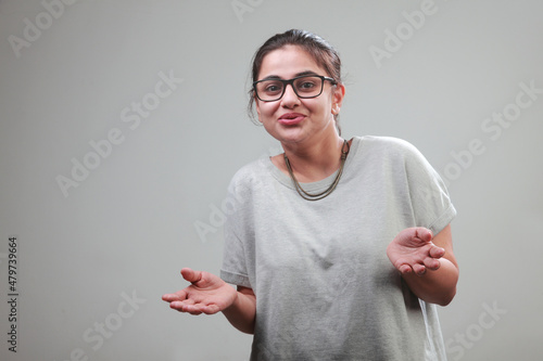 Canvas Print Portrait of a happy young woman with a communicative gesture