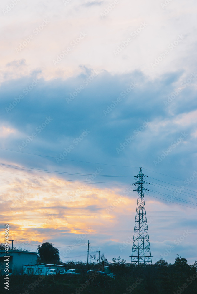 夕日に照らされた鉄塔