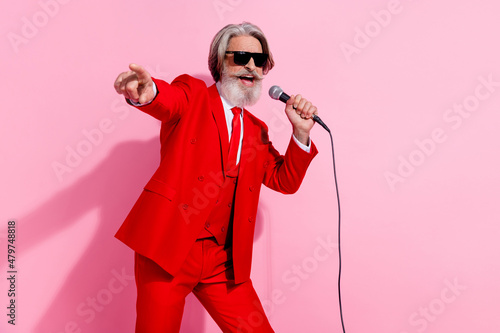 Tableau sur Toile Portrait of attractive trendy cheery grey-haired man mc showman singing choose y