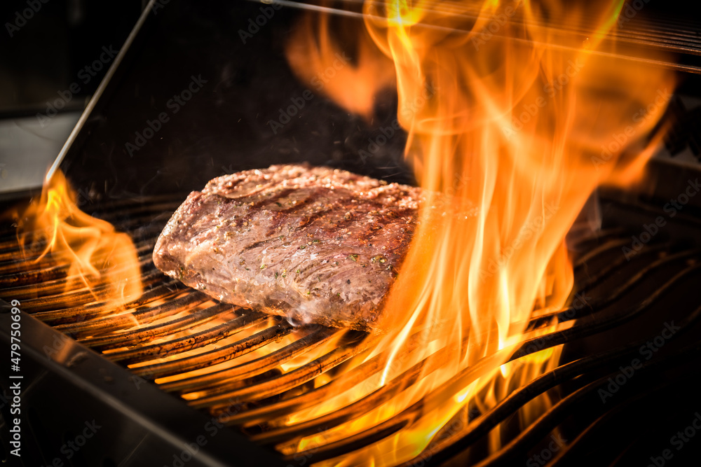 Fleisch auf dem Grill mit Flamme Fleisch auf dem Grill mit Flamme