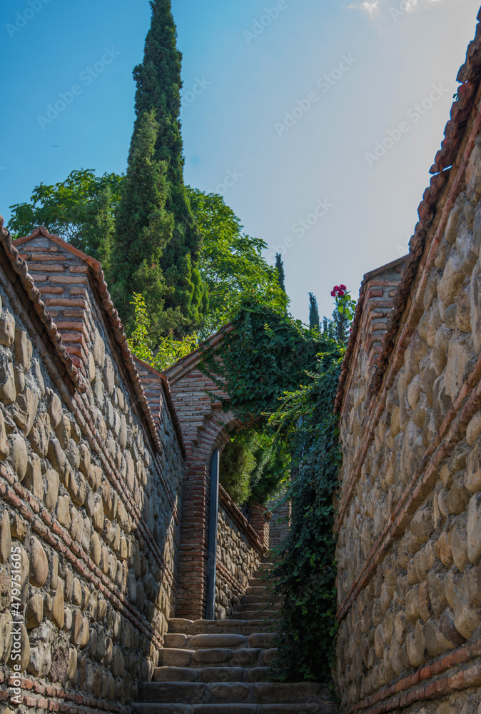 Obraz premium View on picturesque houses of the city of Sighnaghi. Beautiful retro old town. Old architecture charming atmosphere. Traditional houses in the old town.