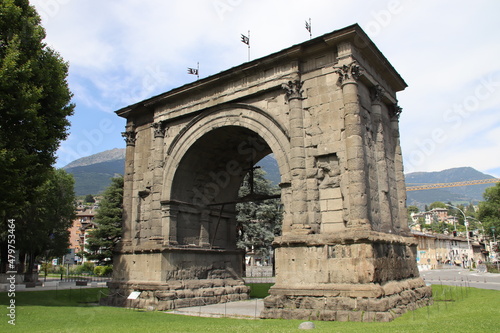 Arco di Augusto che permette l accesso alla bellissima citt   di Aosta
