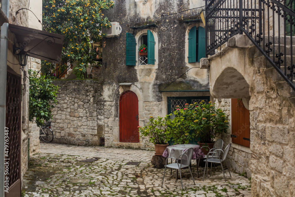 Fototapeta premium Narrow alley in the old town of Trogir, Croatia