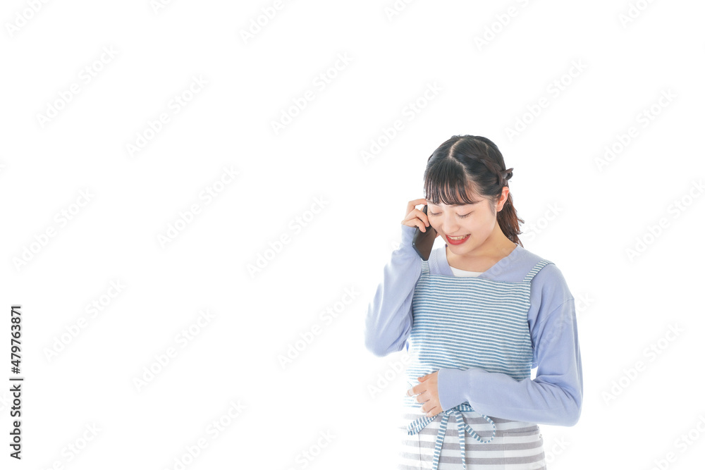 笑顔でスマートフォンを使う若い主婦 笑顔でスマートフォンを使う若い主婦