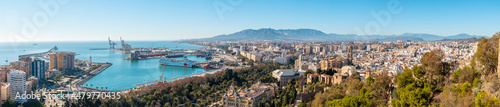 Foto Panoramic of the city, the town hall and its gardens and the port from the Gibralfaro Castle in the city of Malaga, Andalusia