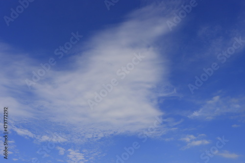 Fototapeta Naklejka Na Ścianę i Meble -  澄み渡る青空と曇り空
