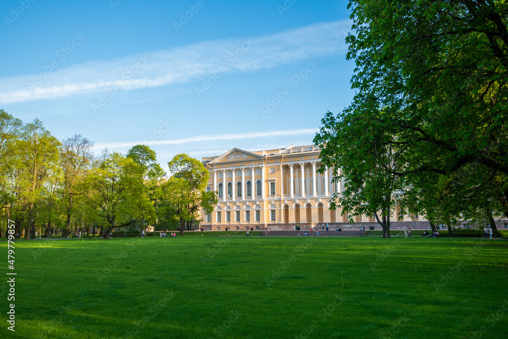 Obraz premium Russia. Petersburg. Russian Museum. City park with green grass and trees near famous State Russian Museum.