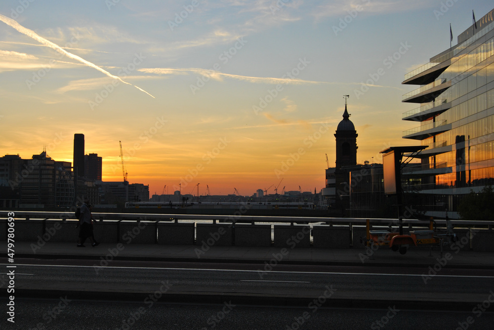 Obraz premium Urban sunset with silhouette and red sky