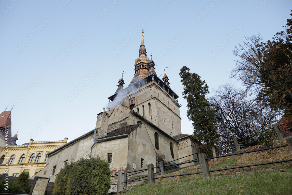 Fototapeta premium The medieval clock tower in the Transylvanian town of Sighisoara in a sunny autumn morning.