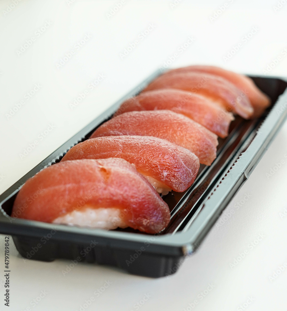 Bandeja con seis piezas de sushi. Nigiris de atun. Bandeja con seis piezas de sushi. Nigiris de atun.