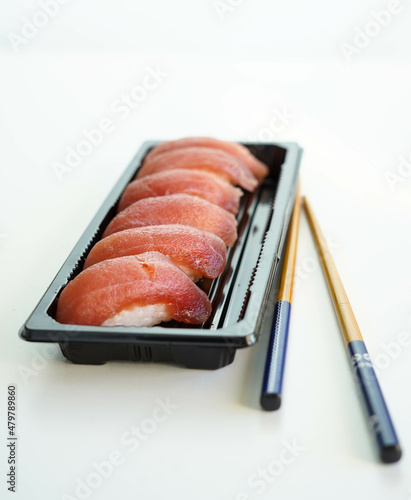 Bandeja con seis piezas de sushi. Nigiris de atun.