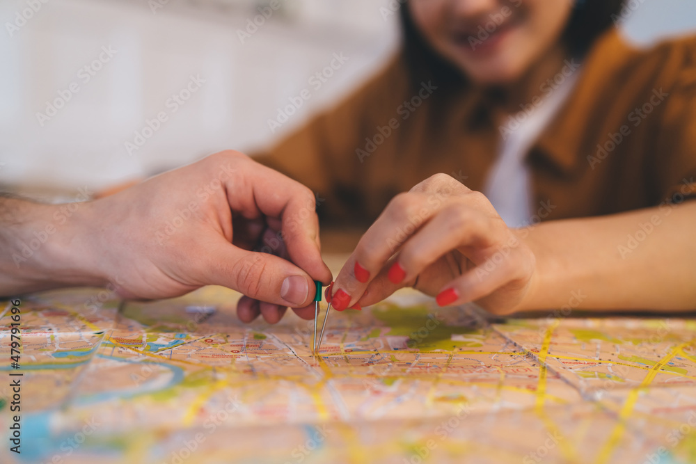 Fototapeta premium ?ouple pointing with notice board pins on city map