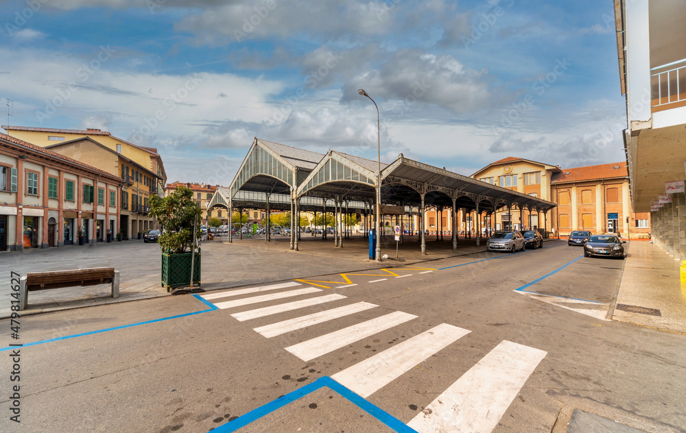Foto Stock Saluzzo, Cuneo, Italy - the Covered Market, called Ala di Ferro  (Iron Wing) in piazza Cavour | Adobe Stock