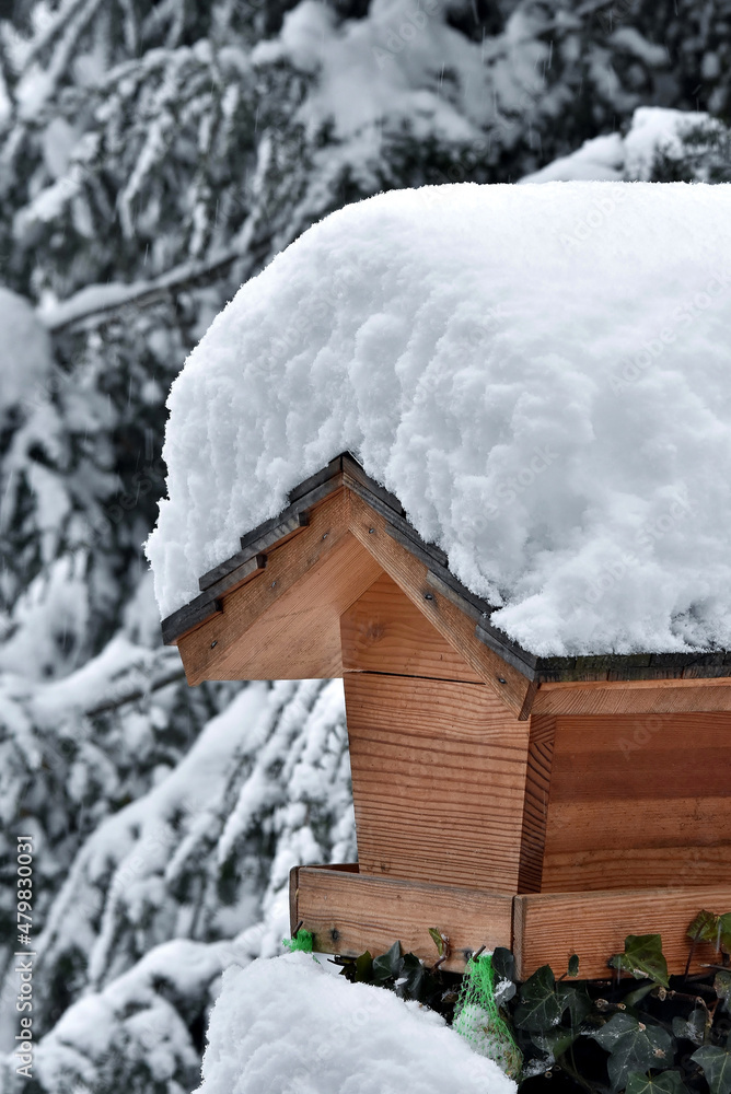 Viel Neuschnee auf dem Dach des Vogelhäuschens