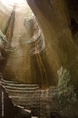 Фотография CEmpty cave with sunlight