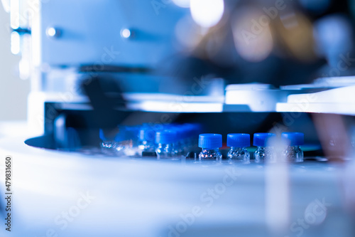 фотографія HPLC glass vials with blue caps in the auto sampler