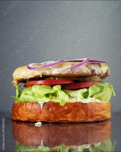 The process of making a burger from different ingredients.