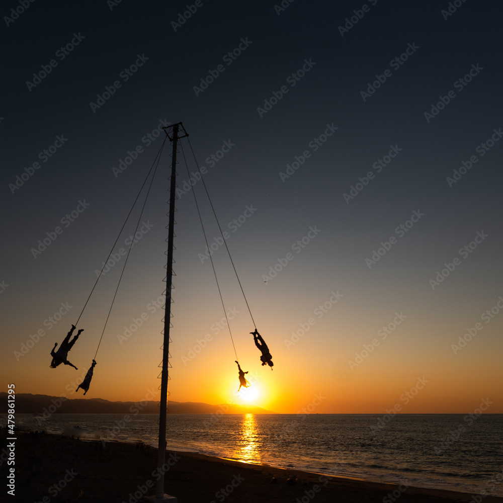 Voladores frente al mar al atardecer Voladores frente al mar al atardecer