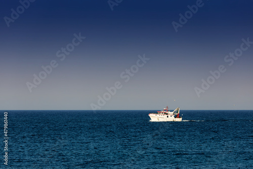 Boot auf dem Mittelmeer fährt Richtung Hafen
